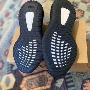 Yeezy 350 V2 CMPCT: SLONYX (US Men’s Size 7)